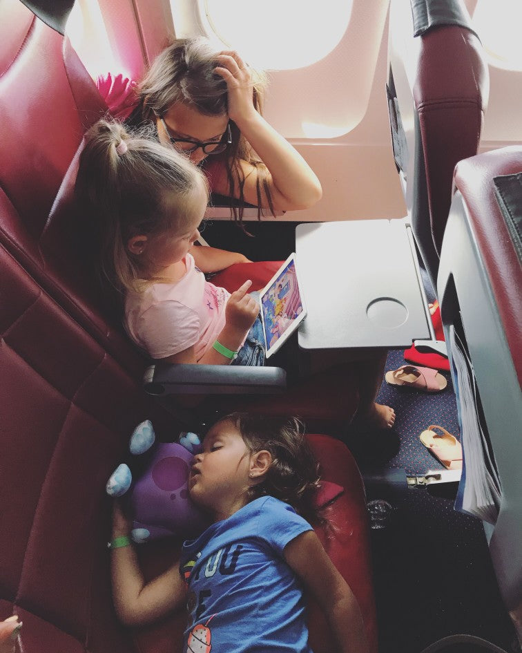 kids-flying-sleeping-airplane