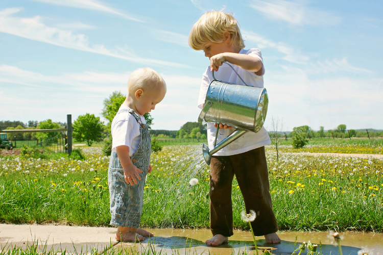 7 Tips on Entertaining Kids With a Large Age Gap