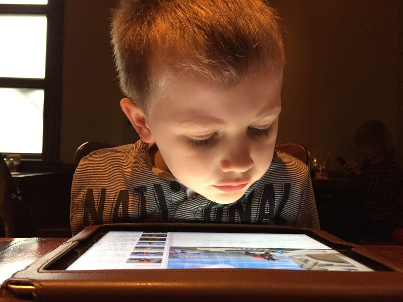 a-boy-watched-youtube-videos-on-an-ipad_t20_2gazx8